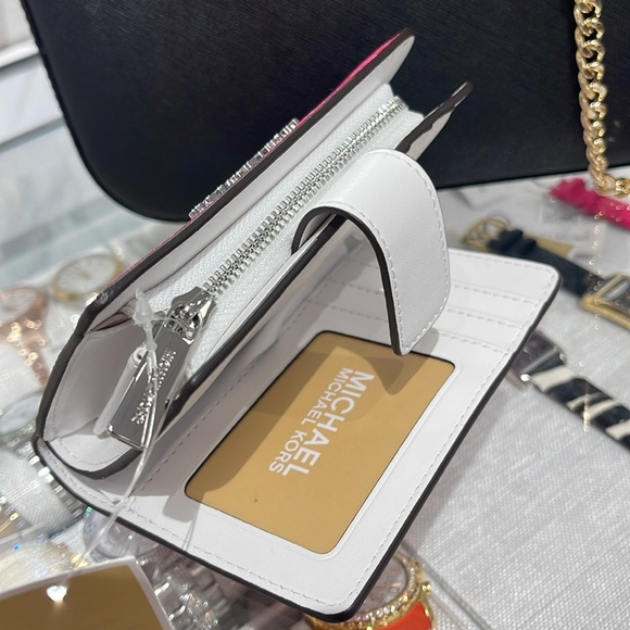 Michael Kors Medium Saffiano Leather Bifold Wallet Dragonfruit
NWT - Picture 8 of 16